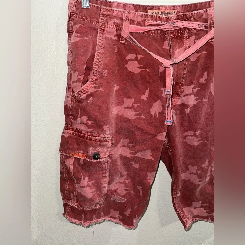 True Religion Men’s Red Cargo Cut Off/ Raw Edge Pockets Logo Shorts Size 32.